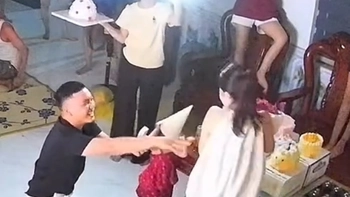 Cô gái vỡ òa với màn cầu hôn bất ngờ của bạn trai