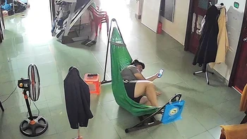 Chàng trai ngã 'dập mông' vì nằm đứt võng