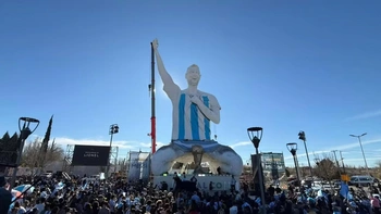 Tượng Messi cao 26m mọc giữa sa mạc Argentina