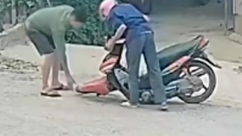 Video hài nhất tuần qua: 'Vồ ếch' liên tục khi chạy xe máy vì say rượu