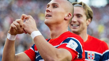 Đồng đội Haaland ở World Cup nhìn con chào đời qua FaceTime