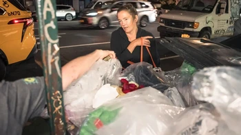 Nhiều người New York đổ xô 'mua sắm' trong... thùng rác