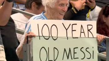 'Bà nội gangster' 100 tuổi gây bão khi đến sân cổ vũ Messi