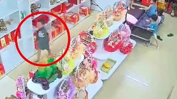 Mẹ nhanh trí cứu con trai bị hóc dị vật