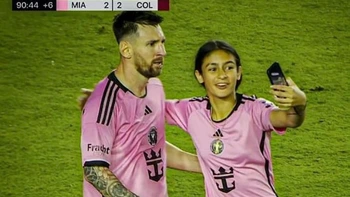 Từng nổi tiếng sau ảnh selfie với Messi, cô bé giờ gây choáng ở tuổi 16
