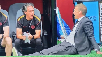HLV tuyển Canada gây tranh cãi với khoảnh khắc 'ngồi chill' ở World Cup