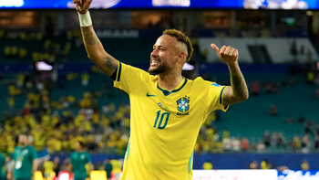 Neymar khóc khi trở lại và nhận tràng pháo tay lớn nhất World Cup