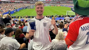 Dốc tiền mua nhà để đi World Cup: 'Kệ, nghèo mà có kỷ niệm?'