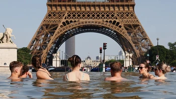 Người dân Paris kéo ra khu vực tháp Eiffel tắm để tránh nóng
