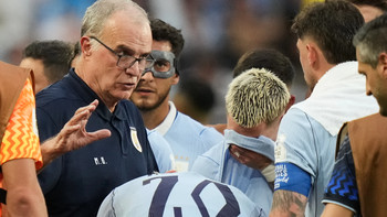 Thực hư tin tuyển Uruguay nổi loạn chống HLV Bielsa ở World Cup
