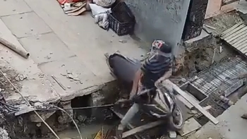 Thanh niên ngã sấp mặt vì quá tin tưởng 'chiếc cầu'