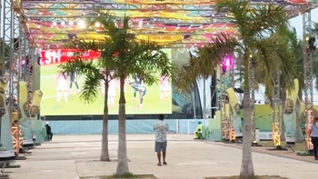 Fan zone World Cup vắng như chùa Bà Đanh vì cạnh đầm cá sấu