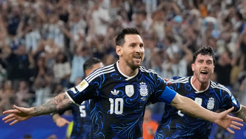Lần đầu dự bị sau 20 năm, Messi vẫn viết tiếp lịch sử World Cup