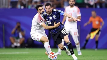 Bị loại khỏi World Cup, cầu thủ Jordan rủ nhau 'check in' với Messi