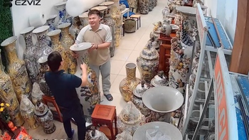 Hai người đàn ông nhìn nhau cười khi làm vỡ lục bình
