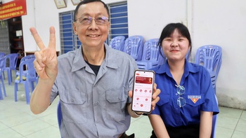 Đội hình ‘Mùa hè số’ hướng dẫn dùng ứng dụng số, đảng viên lớn tuổi rạng rỡ: Tôi mừng quá!