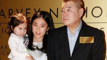 Cô bé 7 tuổi từng được tặng viên kim cương 1.000 tỉ giờ ra sao?
