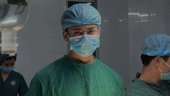 Chân dung thật của 'bác sĩ che kín mặt vẫn đẹp trai' trên trang Thông tin Chính phủ