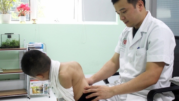 Bé trai 9 tuổi khó thở vì cột sống biến dạng sau 2 năm không tái khám