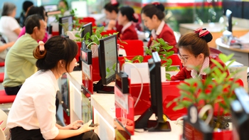 Ngân hàng, bảo hiểm đua chuyển đổi số