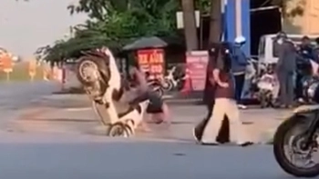 Vừa lướt qua hai cô gái, thanh niên gặp sự cố khó đỡ vô cùng