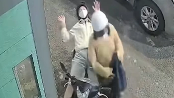 Video ghi lại tình huống dở khóc dở cười của 2 cô gái gây sốt