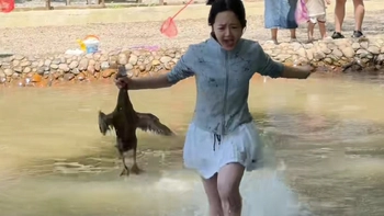 Cô nàng sợ vịt nhưng phải thi bắt vịt siêu hài