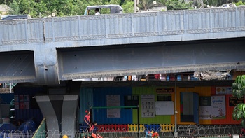 Bên trong những lớp học tươi lung linh dưới chân cầu vượt