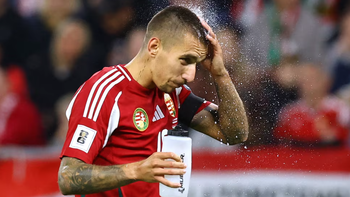 World Cup nóng quá, cầu thủ dự bị tính xem bóng đá trong phòng lạnh