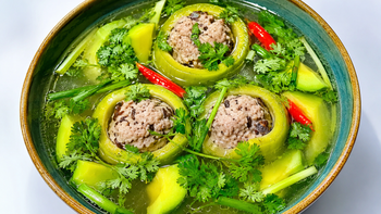 Canh bơ non nhồi thịt từ những trái bơ rụng sau mưa dông
