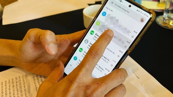 Ba mẹ làm ở công ty hay làm trong cái điện thoại?