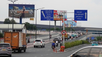 TP.HCM: Không cấp phép lắp biển quảng cáo, biển thông tin cổ động trên vỉa hè