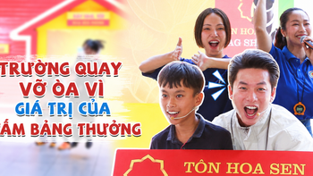 Cả trường quay vỡ òa khi cậu bé rút được tấm bảng thưởng có giá trị lớn