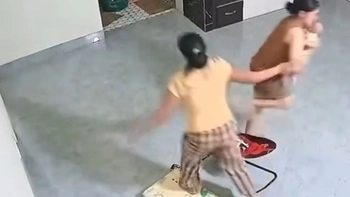 Hai người phụ nữ chạy mất dép khi thấy máy giặt bỗng dưng biết... đi