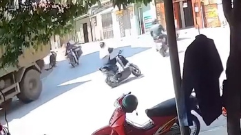 Thanh niên ôm cua tốc độ bàn thờ lao gọn vào nhà dân