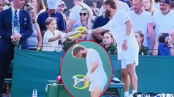 Sao Wimbledon nổi điên, đập vợt vào đùi gãy đôi