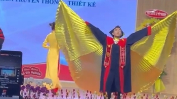 Khoảnh khắc nhận bằng cử nhân của nam sinh siêu hài