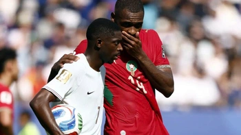 Diop che miệng nói chuyện với Dembele, CĐV Morocco thót tim