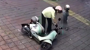 Bị ngã xe vì mải mê bấm điện thoại