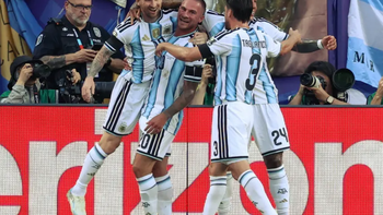 Messi vượt Pele lập kỷ lục World Cup