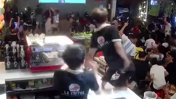 Thanh niên ngã dập mông vì pha ăn mừng quá trớn