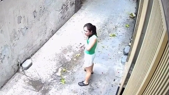 Cô gái quăng luôn rổ khi trổ tài vẩy rau