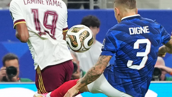 Digne đá trúng Yamal từ sau lao lên, phạt đền có oan?