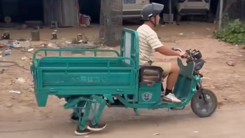 Chiếc xe ba gác độc lạ khiến ai thấy cũng phải ngoái nhìn