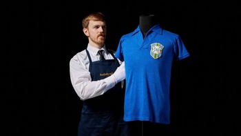 Chiếc áo lịch sử World Cup của Pele đấu giá được tiền 'khủng'