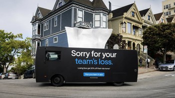 Uber lái cả hộp khăn giấy đến an ủi fan đội bị loại tại World Cup