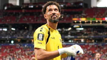 Người hùng World Cup Vozinha cầu xin ‘đừng đến với tôi vì quảng cáo’