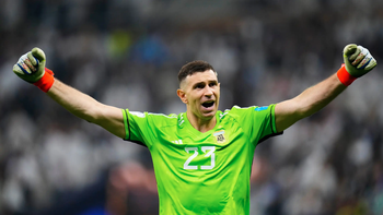 Chi tiết lạ trên ngón tay gãy của thủ môn Argentina ở chung kết World Cup
