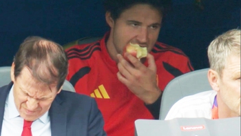 Thủ môn Man Utd bị trêu 'ăn vì stress' lúc tuyển Bỉ vất vả ở World Cup