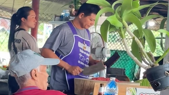 Chủ quán băm thịt như nghệ sĩ đánh trống